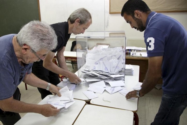 Voting officials count ballots at the closing of polling stations at the city of Iraklio in the island of Crete, Greece July 5, 2015. Greece voted on Sunday on whether to accept more austerity in exchange for international aid, in a high-stakes referendum likely to determine whether it leaves the euro-currency area after seven years of economic pain. REUTERS/Stefanos Rapanis 