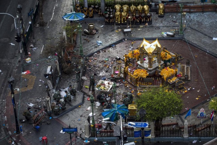 Experts investigate the Erawan shrine at the site of a deadly blast in central Bangkok, August 18, 2015. REUTERS/Athit Perawongmetha