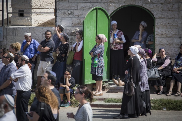 Thousands attend the funeral of Nechamia Lavie at Har HaMenuchot Cemetery in Jerusalem on October 4, 2015. Flash90