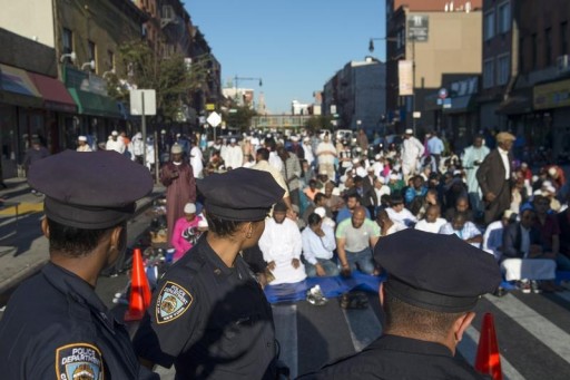 FILE - New York Police Department (NYPD) officers stand near worshippers as they gather outside the Masjid At-Taqwa mosque ahead of Eid Al-Adha prayers in the Brooklyn borough of New York September 24, 2015. REUTERS