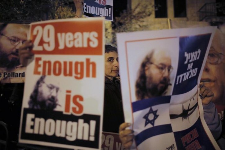 FILE - Israelis hold placards depicting Jonathan Pollard during a protest calling for his release from a U.S. prison, outside U.S. Secretary of State John Kerry's hotel in Jerusalem January 2, 2014.  Reuters