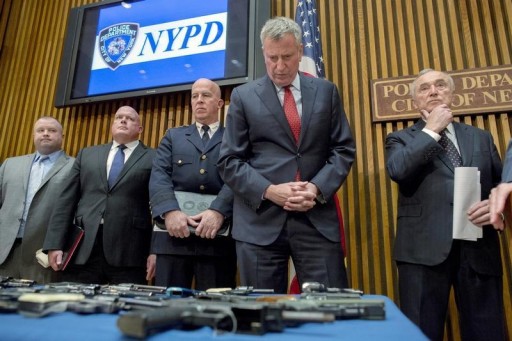 FILE - New York City Mayor Bill de Blasio looks at confiscated illegal guns during a news conference at New York City Police (NYPD) Headquarters in New York, October 27, 2015. REUTERS/Brendan McDermid 