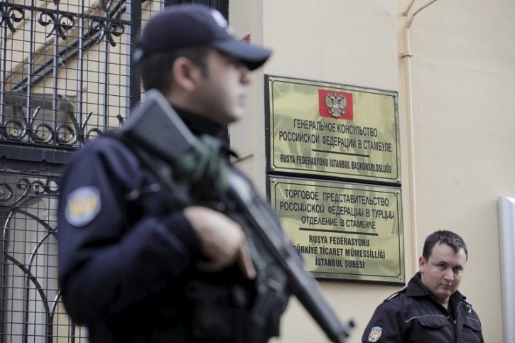 Turkish riot police stand guard in front of the Russian Consulate in central Istanbul, Turkey, November 24, 2015. Turkish fighter jets shot down a Russian warplane near the Syrian border on Tuesday after repeated warnings over air space violations, but Moscow said it could prove the jet had not left Syrian air space. REUTERS/Kemal Aslan