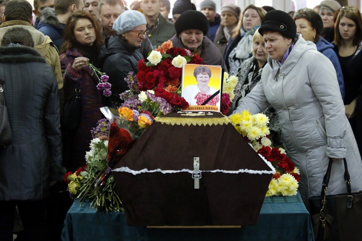 1 Mourners grieve at the coffin of Nina Lushchenko, a victim of the Russian MetroJet Airbus A321 crash in Egypt, during a funeral service at a church in Velikiy Novgorod, Russia, 05 November 2015. EPA