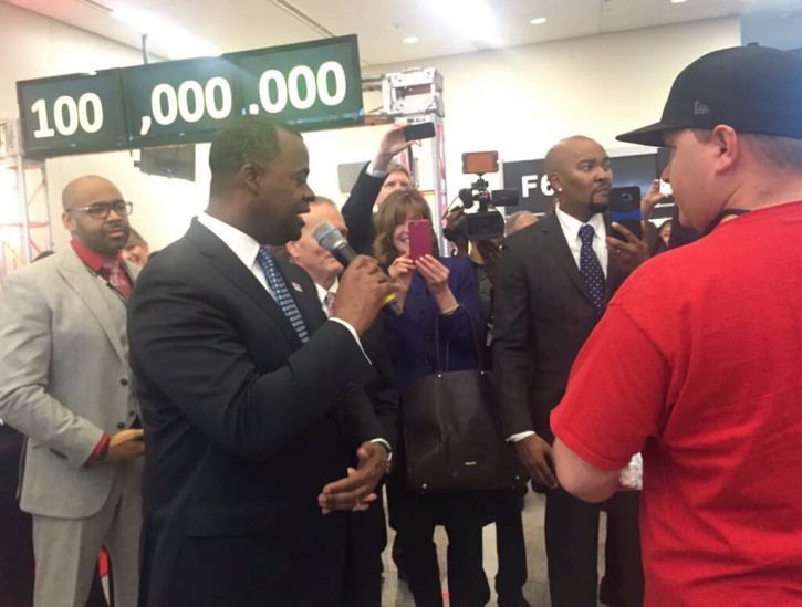 Atlanta Mayor Kasim Reed welcomes Larry Kendrick of Biloxi to the Atlanta Airport on Sunday morning. (Photo source: Hartsfield-Jackson Atlanta International Airport, Facebook)