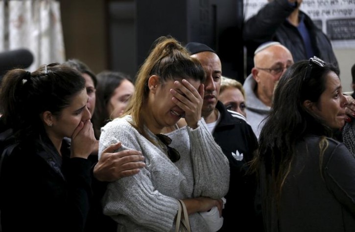Friends and relatives mourn during the funeral of Ofer Ben Ari, 46, who was killed by Israeli police gunfire aimed at two Palestinian stabbers on Wednesday, in Jerusalem December 24, 2015.  REUTERS/Baz Ratner