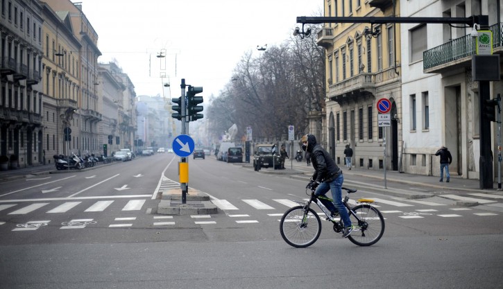A cyclist rides in Porta Venezia, Milan, Italy, 28 December 2015. Traveling by car will be banned for the next three days as Milan is experiencing smog brought about by the absence of wind and rain.  EPA/DANIELE MASCOLO