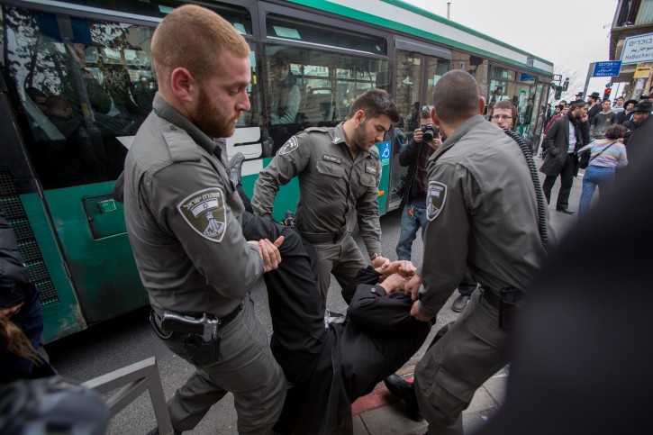 Israeli police officers clash with Ultra-Orthodox Jewish men during a protest against the autopsy of the Beit Shemesh Mayor infant who died on Thursday morning, seemingly as a result of being shaken, in Jerusalem's Mea Shearim neighbourhood on January 7, 2016. Photo by Yonatan Sindel/Flash90 