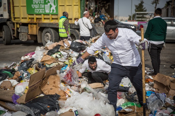 Ultra Orthodox Jews search in a pile of garbage at Jeruslem's Givat Shaul city dump, after losing a very expensive engagement ring, on January, 21, 2016. Photo by Hadas Parush/Flash90 