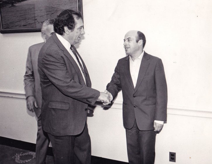 Rabbi Ronnie Greenwald shaking hands with Natan Scharansky, with Congressman Benjamin Gilman in the background. (Hamodia)