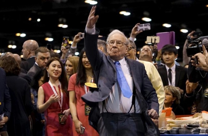 FILE - Berkshire Hathaway CEO Warren Buffett participates in a newspaper throwing contest prior to the Berkshire annual meeting in Omaha, Nebraska May 2, 2015.  REUTERS/Rick Wilking 