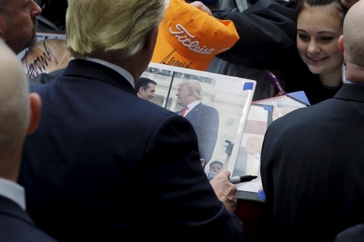 FILE - U.S. Republican presidential candidate Donald Trump autographs a photograph of himself and fellow candidate U.S. Senator Ted Cruz at a campaign rally in Marshalltown, Iowa January 26, 2016.  REUTERS/Brian Snyder 