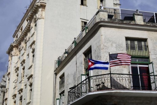 Cuban and U.S. flags are seen on the balcony of a restaurant in Havana, Cuba March 19, 2016.  REUTERS/Enrique De La Osa 