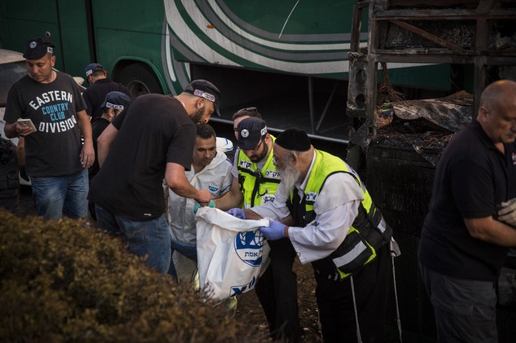 Israeli police and rescue workers at the scene of a possible bus bombing, in jerusalem, on April 18, 2016, leaving at least 15 people injured EPA