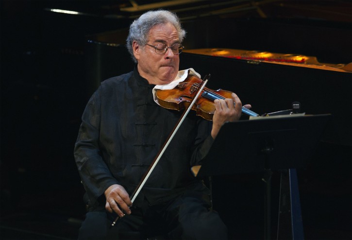 FILE - Violinist Itzhak Perlman performs during a tribute concert to composer Marvin Hamlisch in New York, New York, United States on September 18, 2012.  REUTERS/Lucas Jackson/File Photo