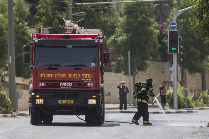 Firefighters at the scene of a chemical spill at Pisgat Ze'ev neighborhood in Jerusalem on May 17, 2016. Photo by Yonatan Sindel/Flash90 