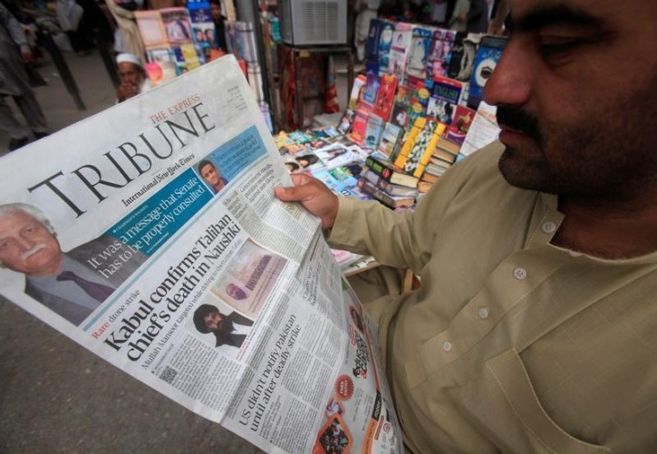 A man reads a newspaper containing news about Afghan Taliban leader Mullah Akhtar Mansour at a stall in Peshawar, Pakistan, May 23, 2016.  REUTERS/Fayaz Aziz