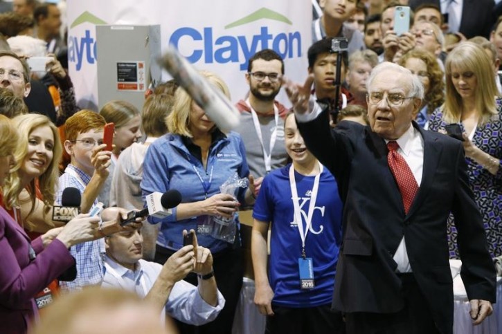 Warren Buffett participates in the newspaper tossing challenge at the Clayton Home in the exhibit hall during the Berkshire Hathaway Annual Shareholders Meeting at the CenturyLink Center in Omaha, Nebraska, U.S. April 30, 2016. REUTERS/Ryan Henriksen 