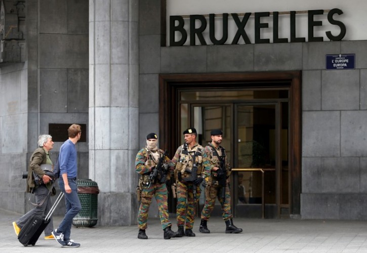Belgian soldiers patrol outside the central train station where a suspect package was found, in Brussels, Belgium, June 19, 2016.   REUTERS/Francois Lenoir