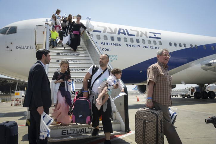 The arrival of more than 200 French Jews who made aliyah, at Ben Gurion International Airport on July 20, 2016. The flight was organized by The Jewish Agency for Israel, in partnership with the Ministry of Aliyah and Immigrant Absorption, and Keren Hayesod-UIA. Photo by FLASH90