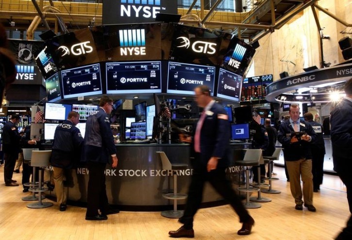 Traders work on the floor of the New York Stock Exchange (NYSE) in New York City, U.S., July 12, 2016.  REUTERS/Brendan McDermid