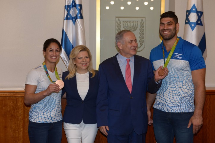 Prime Minister Benjamin Netanyahu and his wife Sara celebrate with Ori Sasson and Yarden Gerbi, bronze medalists for Israel's Judo team in the 2016 Summer Olympics. (GPO)