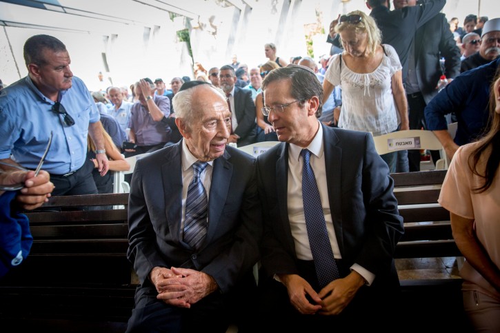 Former Israeli president Shimon Peres seen with leader of opposition Isaac Herzog at the funeral of former Israeli parliament member Binyamin Fuad Ben-Eliezer at the cemetery in Holon, August 30, 2016. Fouad passed away at the age of 80, two days ago. Photo by Miriam Alster/Flash90