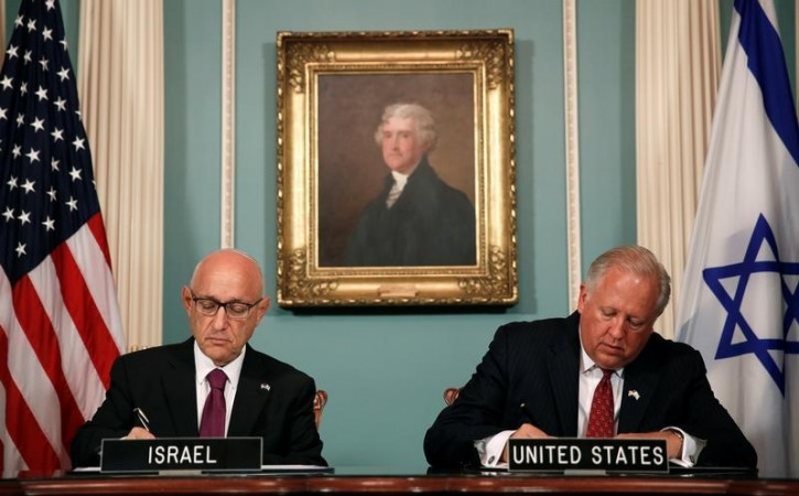 FILE - U.S. Undersecretary of State Tom Shannon (R) and Israeli Acting National Security Advisor Jacob Nagel (L) participate in a signing ceremony for a new ten year pact on security assistance between the two nations at the State Department in Washington, U.S., September 14, 2016.   REUTERS/Gary Cameron