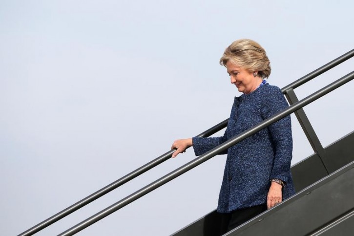 U.S. Democratic presidential nominee Hillary Clinton arrives at the airport in Cedar Rapids, Iowa, U.S. October 28, 2016.  REUTERS/Brian Snyder 