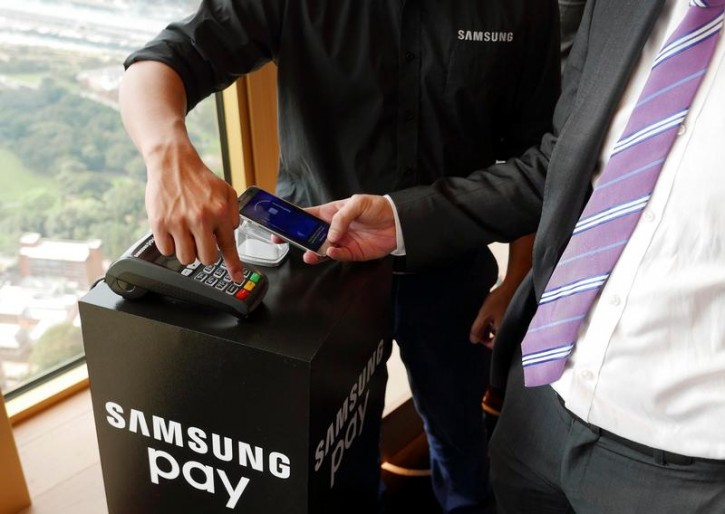 FILE - Samsung's new Samsung Pay mobile wallet system is demonstrated at its Australian launch in Sydney, June 15, 2016.   REUTERS/Matt Siegel
