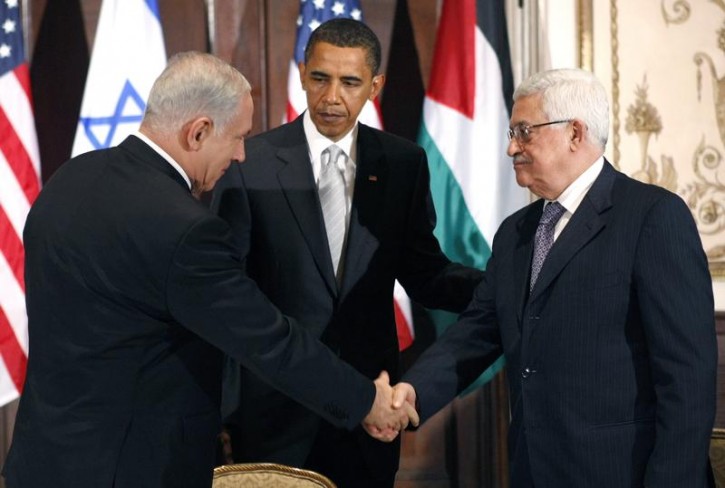 FILE - U.S. President Barack Obama watches Israeli Prime Minister Benjamin Netanyahu (L) and Palestinian President Mahmoud Abbas (R) shake hands during a trilateral meeting in New York September 22, 2009.  REUTERS/Kevin Lamarque