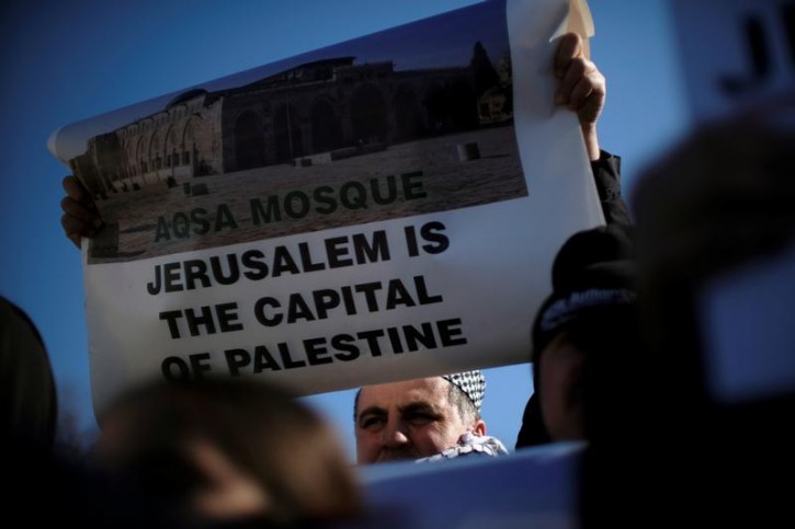 FILE - Protesters rally at a demonstration organized by the US Council of Muslim Organizations in opposition to U.S. president Donald Trump's announced intention to move the U.S. embassy in Israel to Jerusalem, at the Ellipse near the White House in Washington, U.S., December 16, 2017. REUTERS/James Lawler Duggan 