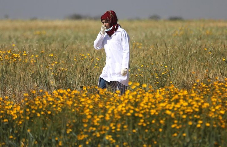 FILE - Female Palestinian medic Razan Al-Najar works at the scene of clashes at Israel-Gaza border, in the southern Gaza Strip April 1, 2018. Picture taken April1, 2018. REUTERS/Ibraheem Abu Mustafa 