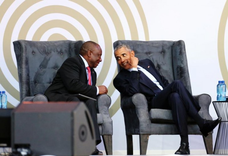 South African President Cyril Ramaphosa talks to former U.S. President Barack Obama at the 16th Nelson Mandela annual lecture, marking the centenary of the anti-apartheid leaderÕs birth, in Johannesburg, South Africa July 17, 2018. REUTERS/Siphiwe Sibeko 