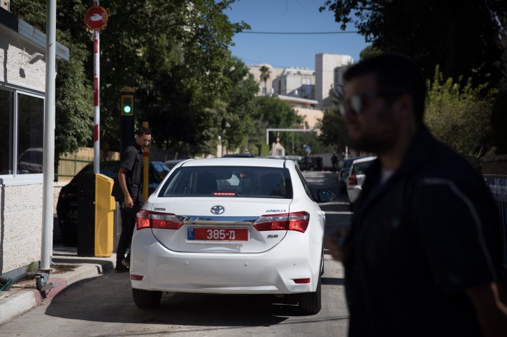 Police investigators arrive at the entrance to the Prime Minister residence in Jerusalem on August 17, 2018. Photo by Hadas Parush/Flash90