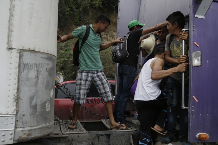 Honduran migrants walking to the U.S. at Zacapa, Guatemala, Wednesday, Oct. 17, 2018. The group of some 2,000 Honduran migrants hit the road in Guatemala again Wednesday, hoping to reach the United States despite President Donald Trump's threat to cut off aid to Central American countries that don't stop them. (AP Photo/Moises Castillo)