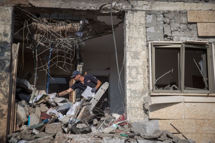 Israeli security forces at the scene where a building was hit by a rocket fired from the Gaza Strip in the southern Israeli city of Beersheba, on October 17, 2018. Photo by Yonatan Sindel/Flash90