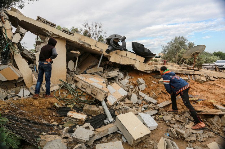 Palestinians inspect Hamas site destroyed during fighting between Hamas militants and Israeli special forces in Khan Younis in the Gaza Strip, November 12, 2018. Photo by Abed Rahim Khatib/Flash90 