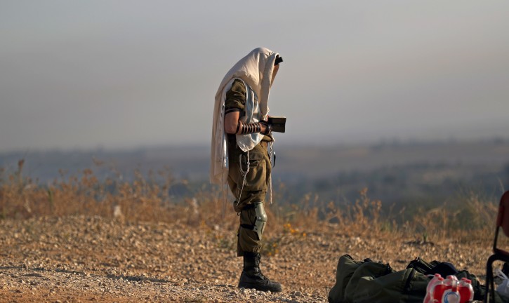  An Israeli soldier prays during early morning near the border with the Gaza Strip, near the Israeli city of Sderot, Israel, 13 November 2018. 