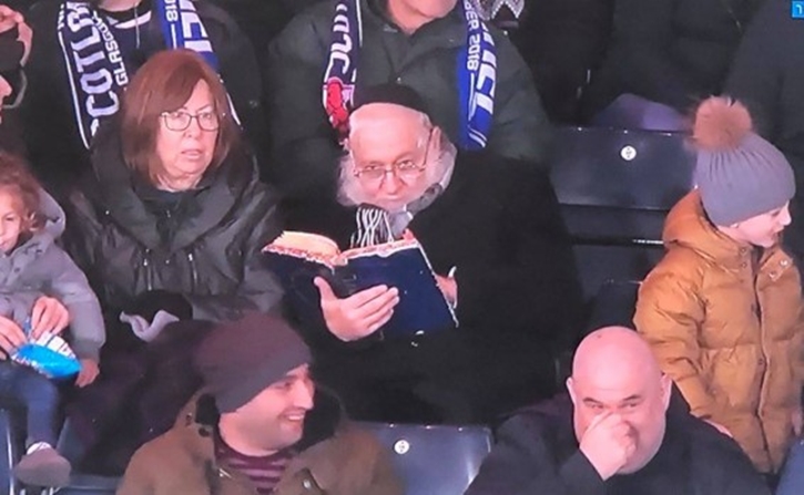 Rabbi Zev Leff deeply immersed in his learning