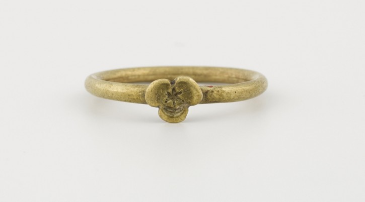 A star and crescent gold ring, 13th-first half of 14th century, from the Colmar Treasure. (Musée de Cluny – Musée national du Moyen Âge, RMN-Grand Palais/Art Resource, NY via Metropolitan Museum of Art)